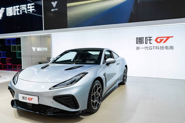 佛山327哪吒汽车在智能汽车领域的表现，领途汽车在新能源汽车市场中的影响力